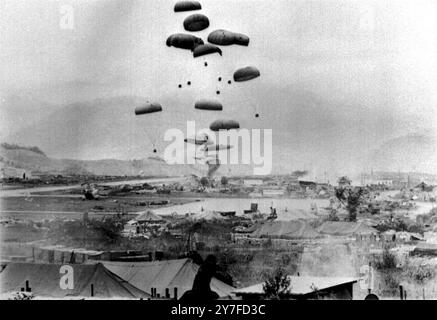 Une charge d'approvisionnement en parachute flotte dans le bastion de la marine américaine assiégée à Khe Sanh sur le Sud Vietnam - 29 février 1968 Banque D'Images