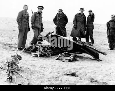 20 janvier 1949 : un observateur de l'ONU voit l'épave d'un avion de la RAF au Néguev qui a été abattu par un avion de chasse israélien. Observateur de l'ONU avec officiers et soldats israéliens et major Brady, en civil. L'attaché militaire adjoint américain examine une partie de l'avion naufragé. Le pilote a été brûlé au-delà de toute reconnaissance. Banque D'Images