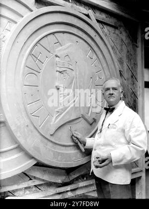 M. Gilbert Bayes, sculpteur qui a été chargé de concevoir le trophée commémoratif en l'honneur de Sir Henry Seagrave, est vu ici à l'œuvre dans son atelier sur le médaillon du nouveau Saville Theatre, avenue Shaftsbury. 22 octobre 1930 Banque D'Images