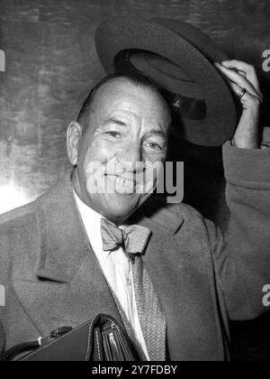 Avec un sourire rayonnant et un noeud papillon, Noel Coward, le célèbre dramaturge britannique, est arrivé à Southampton à bord du paquebot Queen Mary de Cunard White Star en provenance de New York le 6 mai 1952 Banque D'Images