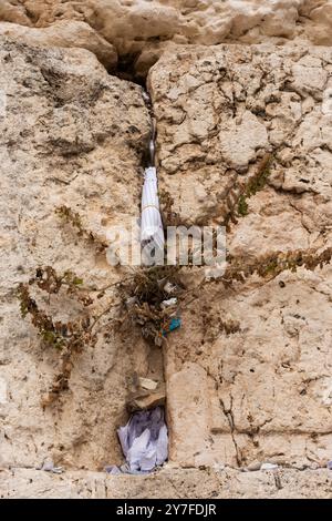 De minuscules bouts de papier avec des prières écrites à Dieu sont insérés dans les fissures du mur occidental à Jérusalem, en Israël. Banque D'Images