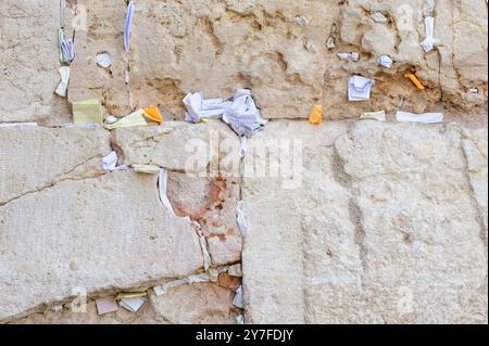 De minuscules bouts de papier avec des prières écrites à Dieu sont insérés dans les fissures du mur occidental à Jérusalem, en Israël. Banque D'Images