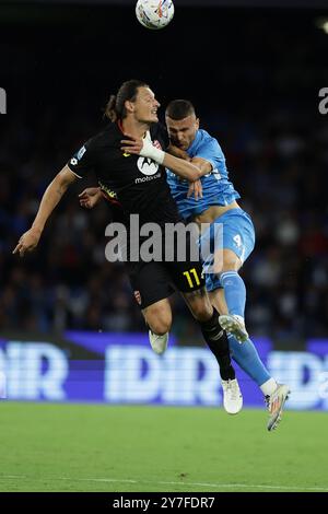 L'attaquant bosniaque de Monza Milan Djuric conteste le ballon avec le défenseur italien de Naples Alessandro Buongiorno lors du match de Serie A opposant SSC Napoli vs Monza au stade Diego Armando Maradona à Naples, dans le sud de l'Italie, le 29 septembre 2024. Banque D'Images