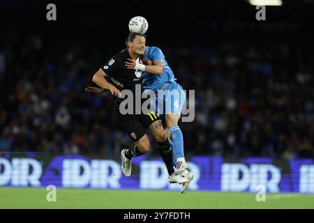 L'attaquant bosniaque de Monza Milan Djuric conteste le ballon avec le défenseur italien de Naples Alessandro Buongiorno lors du match de Serie A opposant SSC Napoli vs Monza au stade Diego Armando Maradona à Naples, dans le sud de l'Italie, le 29 septembre 2024. Banque D'Images