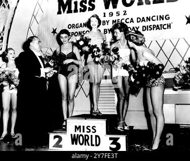 Les quatre gagnants du concours « Miss monde » organisé au Lyceum de Londres, le premier concours mondial de beauté jamais organisé dans ce pays. À la place d’honneur au centre du podium se trouve May Louise Fledin, de Suède, première avec Sylvia Muller, de Suisse (l), deuxième et à droite Vera Marks, d’Allemagne. 14 novembre 1952 Banque D'Images