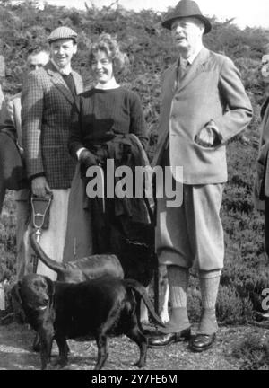 Bolton Abbey, Yorkshire. Le premier ministre britannique Harold Macmillan, convenablement vêtu de fours et de becs, est vu avec ses hôtes, le duc et la duchesse de Devonshire, sur les landes de l'abbaye de Bolton, quand il a commencé ses vacances de tir. 19 août 1960. Banque D'Images