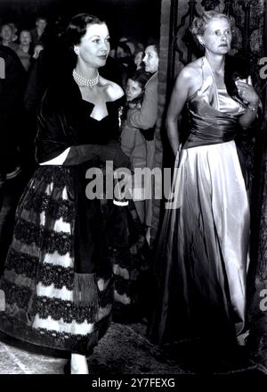 Douglas Fairbanks donne un dîner pour Charlie Chaplin. 24 septembre 1952 Douglas Fairbanks a donné un dîner pour M. et MRS Charles Chaplin à sa résidence aux Boltons, Kensington, ce soir. Une foule attendait à l'extérieur de la maison pour encourager Charlie quand il est arrivé. I.N.P.expositions de photos. De gauche à droite - Lady Oliver, (Vivien Leigh) et Lady Browning (Daphne du Maurier, la romancière) arrivant à la maison de Douglas Fairbanks ce soir pour le dîner. Banque D'Images