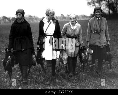 Les girl fouets sur une grande propriété de Norfolk portant le jeu a tiré d'une petite couverture à la voiturette de ferme. Banque D'Images