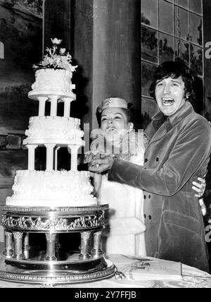 La star chanteuse américaine Judy Garland et son nouveau mari, 35 ans, homme d'affaires New-yorkais, Micky Deans, tiennent tous les deux le couteau pour couper leur gâteau de mariage à trois niveaux au Quaglino's Restaurant à Londres après leur mariage au bureau de Chelsea, King's Road mars 1969 2019 nouveau film avec Renee Zellweger Banque D'Images