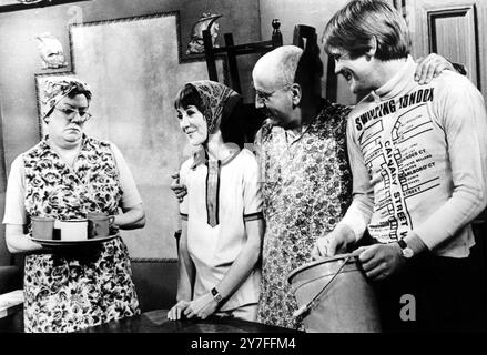 Stars de la série télévisée populaire ' Till Death US do part '. De gauche à droite, Dany Nichols comme Else, Una Stubbs comme Rita, Warren Mitchell comme Alf Garnet et Anthony Booth comme Mike. 19 décembre 1967 Banque D'Images