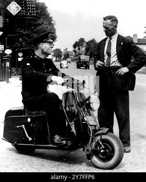 Policier avec Happy Feet- moto miniature sur le rythme juillet 26 1949 vu en service avec cette moto miniature est police-gendarme W. Chesters, l'un des trois policiers du Warwickshire qui ont été fournis avec les machines. Fabriquées à Walsall, les motos sont pour les hommes avec de grandes zones rurales solitaires à patrouiller. P.-C. Chesters Beat de 34 miles couvre Meriden, Great et Little Packington, une partie de Berkswell et une partie de Coventry - Birmingham Road. Juillet 26 1949 Banque D'Images