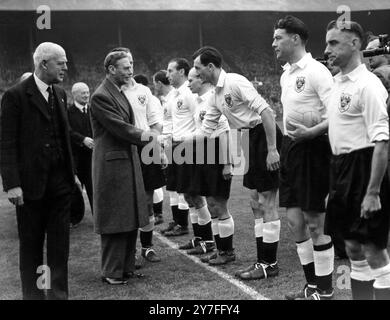 Le roi George VI serre la main aux membres de l'équipe de football de Blackpool avant le début de la finale de la FA Cup à Wembley. 24 avril 1949 Banque D'Images