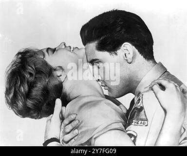 Elvis Presley s'en prend à un peu au cou avec Juliet Prowse dans ' G. I Blues '18 octobre 1960 Banque D'Images