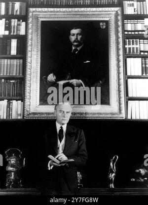 Adrian Conan Doyle se tient devant un portrait de son père Sir Arthur Conan Doyle dans le Château Lucens qui est maintenant le siège de la Société Conan Doyle 23 avril 1968 Suisse Banque D'Images