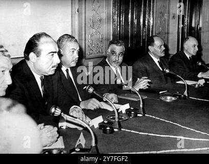 Le Caire : le président de la République arabe Unie Gamal Abdel Nasser est au centre, alors qu'il préside une réunion du cabinet au cours de laquelle des changements de cabinet de grande envergure ont été annoncés. De gauche à droite se trouvent le ministre de l'industrie et du pétrole Aziz Sidky, le ministre du travail Kamal Rifaat, le vice-président et vice-premier ministre Hussein El Shafeil Nasser, le ministre des hauts barrages et du pouvoir Sidky Soliman et l'assistant des affaires étrangères Mahmoud Fawzi. 21 mars 1968 Banque D'Images