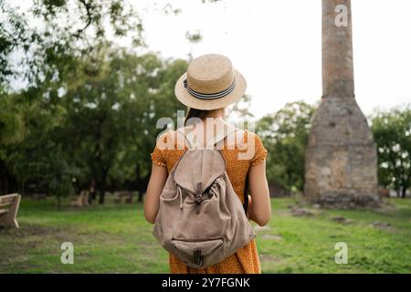 Vue arrière de la touriste féminine avec sac à dos marchant dans la vieille ville. Voyages en Europe. Style de vie, vacances et repos Banque D'Images