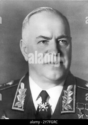 Maréchal Georgi Zhukov Ministre russe de la Défense et soldat n ° 1. Il a conduit les troupes russes à Berlin pendant les dernières étapes de la seconde Guerre mondiale, et est le premier soldat professionnel à atteindre le plus haut niveau de la direction du parti en Union soviétique. On pense dans certains milieux qu'il pourrait bientôt remplacer Khrouchtchev. 4 juillet 1957 Banque D'Images