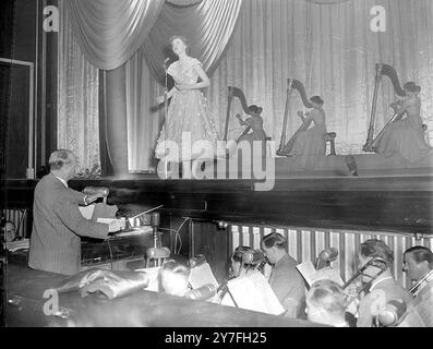 La chanteuse irlandaise Ruby Murray lors d'une répétition pour la performance du Royal Variety Command au Victoria Palace. 4 novembre 1955 Banque D'Images