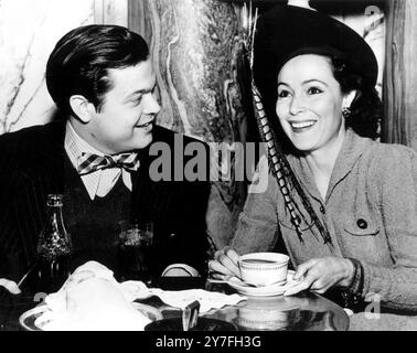 Orson Welles prenant un verre avec Dolores Del Rio 1941 Banque D'Images