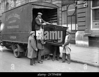 Prise en charge des meubles de Thames House pour le nouveau siège de Lloyd George 6 janvier 1932 Banque D'Images