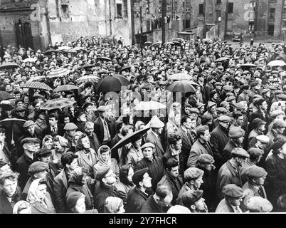 Une partie de la foule de plus de trois mille personnes dont de nombreux ouvriers de la construction navale qui se sont rassemblés dans Clydesbank Bruce Street pour entendre l'évangéliste américain Billy Graham. 8 avril 1955 Banque D'Images