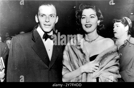 Le chanteur Frank Sinatra et sa charmante épouse actrice-chanteuse Ava Gardner arrivent au Eqyptian Theatre, Hollywood pour la première du film de James Mason-Ava Gardner « Pandora et le Hollandais volant ». 18 janvier 1952 Banque D'Images