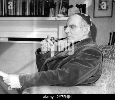 Sean O'Casey se détendant avec sa pipe chez lui à Torquay. Sa nouvelle pièce The Bishop's Bonfire est jouée pour la première fois au Gaiety Theatre Dublin. 1er mars 1955 Banque D'Images