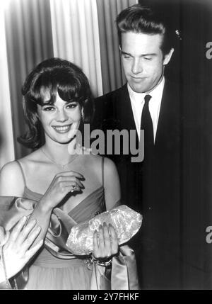 Natalie Wood avec son escorte Warren Beatty, ils ont tous les deux été nominés comme meilleur acteur et actrice pour leurs rôles dans le film Splendour in the Grass par la Foreign Press Association dans leurs nominations aux Golden Globe Awards pour 1962 9 février 1962 Banque D'Images