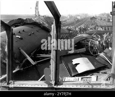 Dévastation du train de Harrow dévastation des entraîneurs mutilés empilés les uns sur les autres après le tragique accident de train à Harrow et Wealdstone station environ une centaine sont soupçonnés d'être tués dans les trois trains écrasés qui se sont produits pendant le brouillard tôt le matin 8 octobre 1952 Banque D'Images