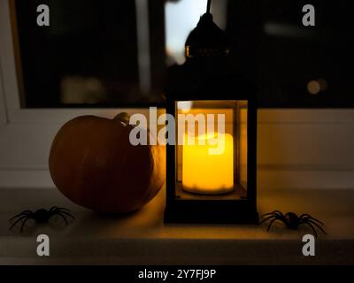 Décoration d'Halloween. Lanterne à la citrouille et feuille d'automne dans le design d'intérieur de la maison. Table décorée festive fête familiale traditionnelle. Vacances d'automne.. Banque D'Images