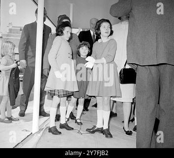 Sur la photo arrivant à l'abbaye de Westminster aujourd'hui pour une répétition de robe pour le mariage de demain de la princesse Alexandra et M. Angus Ogilvy sont quatre demoiselles d'honneur qui assisteront à la princesse. Elizabeth d'Autriche , six ans ; Emma Tennant, 9 ans ; Georgina Butter, 7 ans, fille aînée de Lord et Lady Olgivy . Londres - 23 avril 1963 Banque D'Images