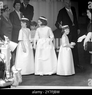 Trois des cinq demoiselles d'honneur au mariage d'aujourd'hui de S.A.R. la Princesse Alexandra de Kent et de M. Angus Ogilvy , photographiées à leur arrivée pour la cérémonie de mariage de ce matin . De gauche à droite : Emma Tennant , 9 , nièce de l'époux ; Doune Ogilvy , 10 fille aînée de Lord et Lady Ogilvy et Georgina Butter , 7 , filleule de l'épouse . Londres - 24 avril 1963 Banque D'Images