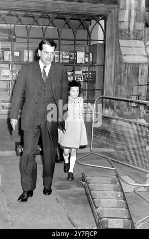 Emma Tennant, huit ans, portait ce regard appréhensif alors qu'elle arrivait à l'abbaye de Westminster , Londres , pour cette réhération privée de sfternoon du mariage de mercredi prochain entre S.A.R. la princesse Alexandra et le Hon. Angus Ogilvy . Emma , nièce du futur marié , sera l'une des demoiselles d'honneur à la cérémonie de mercredi . Londres - 22 avril 1963 Banque D'Images