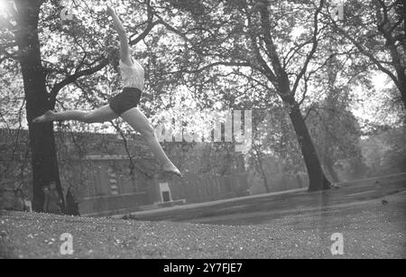 Le premier rassemblement en temps de paix de la Ligue féminine de santé et de beauté a lieu à Regent's Park. 1500 membres ont participé à l'exposition. Londres - 18 mai 1946 Banque D'Images