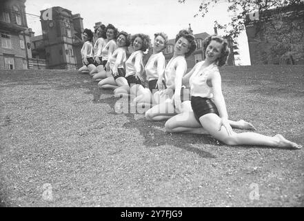 Le premier rassemblement en temps de paix de la Ligue féminine de santé et de beauté a lieu à Regent's Park. 1500 membres ont participé à l'exposition. Londres - 18 mai 1946 Banque D'Images