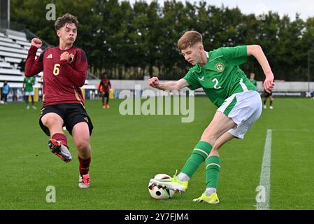 Tubize, Belgique. 29 septembre 2024. Xavi Deraet (6 ans) de Belgique et Danny Burke (2 ans) d'Irlande photographiés lors d'un match amical de football entre les équipes nationales de Belgique et de la république d'Irlande de moins de 16 ans le dimanche 29 septembre 2024 à Tubize, Belgique . Crédit : Sportpix/Alamy Live News Banque D'Images