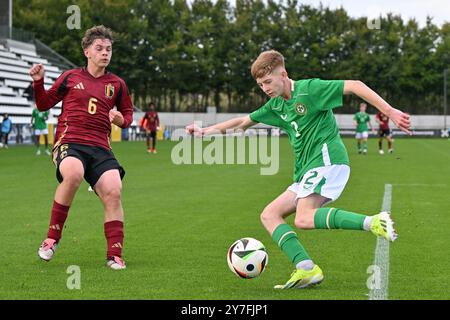 Tubize, Belgique. 29 septembre 2024. Xavi Deraet (6 ans) de Belgique et Danny Burke (2 ans) d'Irlande photographiés lors d'un match amical de football entre les équipes nationales de Belgique et de la république d'Irlande de moins de 16 ans le dimanche 29 septembre 2024 à Tubize, Belgique . Crédit : Sportpix/Alamy Live News Banque D'Images