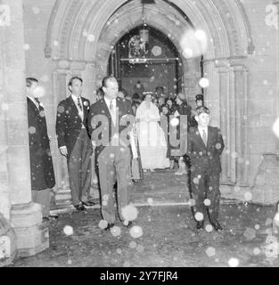 Quittant l'abbaye de Romney après le mariage de Lady Pamela Mountbatten et de M. David Hicks est le prince Charles, l'un des invités. La neige tombait alors que la fête de mariage quittait l'abbaye. 13 janvier 1960 Banque D'Images