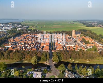Photo drone aérienne de la petite ville nommée Elburg. Elburg est une ville fortifiée avec beaucoup d'histoire aux pays-Bas Banque D'Images