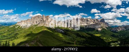 Vue imprenable du sentier de randonnée au sommet de la montagne Sief dans les montagnes des Dolomites en Italie pendant la belle journée d'été Banque D'Images