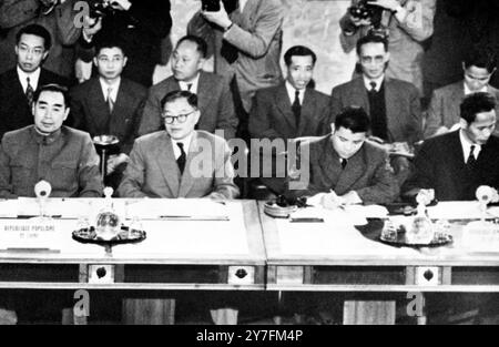 Cette photographie historique montre le premier ministre et ministre des Affaires étrangères de Chine , M. Chou en-Lai (extrême gauche) , et à droite , avec un collègue, Pham Van Dong , représentant du Viet Minh à la dernière session de la Conférence des cinq puissances de l'extrême-Orient au cours de laquelle le traité de cessez-le-feu a été signé , mettant fin à la guerre en Indochine après près de huit ans . 21 juillet 1954 Palais-des-Nations , Genève Banque D'Images