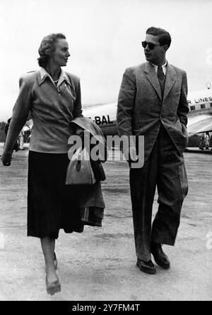 La princesse Anne de Bourhon-Parme a rejoint l'ex-roi Michel de Roumanie (Roumanie) en Suisse hier. Spectacles de photos : Princesse Anne et ex-Roi Michael vus quand ils se sont rencontrés hier à l'aéroport de Genève. 5 juin 1948 Banque D'Images