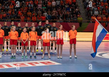 Almere, Nederland. 28 septembre 2024. ALMERE, NEDERLAND - SEPTEMBRE 28 : tijdens het volkslied lors du match amical entre les pays-Bas et la Serbie à Topsportcentrum le 28 septembre 2024 à Almere, Nederland. (Photo de Henk Seppen/Orange Pictures) crédit : Orange pics BV/Alamy Live News Banque D'Images