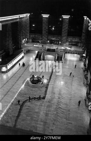 Des nettoyeurs travaillant à l'aube dans le hall principal de Grand Central Station, bâtiment ferroviaire le plus emblématique des Amériques, à E 42nd Street, New York, en 1952. Ils se préparent à la ruée de milliers de navetteurs. Banque D'Images