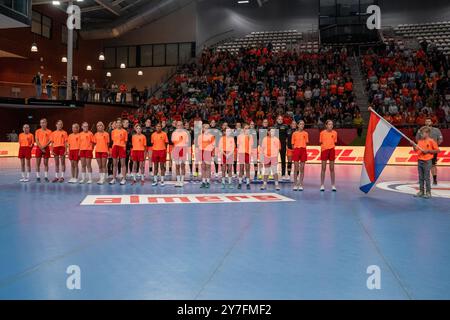 Almere, Nederland. 28 septembre 2024. ALMERE, NEDERLAND - SEPTEMBRE 28 : tijdens het volkslied lors du match amical entre les pays-Bas et la Serbie à Topsportcentrum le 28 septembre 2024 à Almere, Nederland. (Photo de Henk Seppen/Orange Pictures) crédit : Orange pics BV/Alamy Live News Banque D'Images