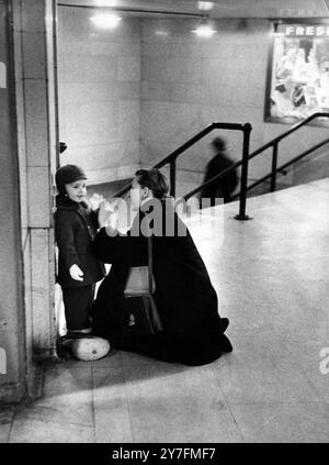 Une mère et un enfant sur les marches menant au hall principal de Grand Central Station, bâtiment ferroviaire le plus emblématique des Amériques, à la E 42nd Street, New York, en 1952. Banque D'Images