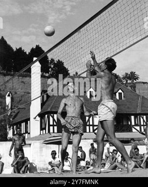 Beach volley sur muscle Beach, Santa Monica, Californie. Années 1940, la plage était la bande de bord de mer la plus proche d'Hollywood et était un aimant pour les espoirs de cinéma voulant montrer leur belle apparence tonique et bronzée. Santa Monica est le lieu de naissance officiel du Beach volley car il est joué aujourd'hui, les premiers terrains de volley-ball appropriés ont été installés sur la plage là-bas en 1920 Banque D'Images