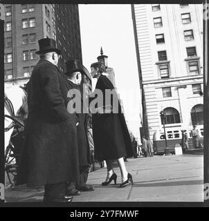 Audrey Hepburn lors d'une visite en 1952 à New York, aux États-Unis, où elle a joué dans Gigi on Broadway, New York 1952. Elle est au rang de calèche à Central Park, Manhattan. Photographie de George Douglas Banque D'Images