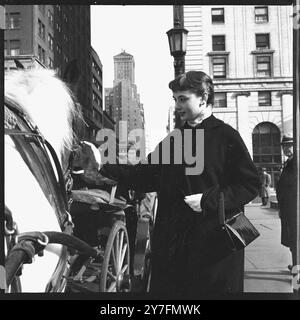 Audrey Hepburn lors d'une visite en 1952 à New York, aux États-Unis, où elle a joué dans Gigi on Broadway, New York 1952. Elle est au rang de calèche à Central Park, Manhattan. Photographie de George Douglas Banque D'Images