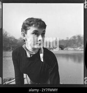 Audrey Hepburn lors d'une visite en 1952 à New York, aux États-Unis, où elle a joué dans Gigi on Broadway, New York 1952. Photographie de George Douglas Banque D'Images